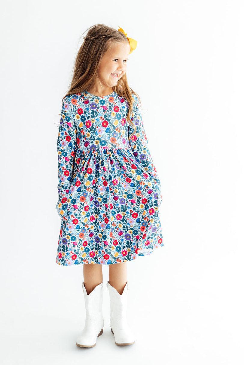 Vestido L/S Floral Clásico con Bolsillos y Vuelo