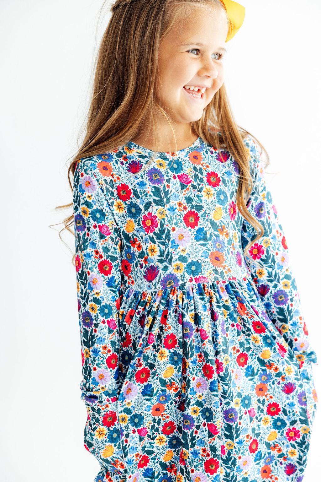 Vestido L/S Floral Clásico con Bolsillos y Vuelo